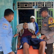 Bhabinkamtibmas Pulau Lancang, Briptu Tulus, Berperan Humanis Bantu Evakuasi Lansia ke Puskesmas Pulau Pari