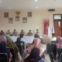 Bhabinkamtibmas Pulau Kelapa Sampaikan Pentingnya Netralitas TNI/Polri dalam Rapat Pembinan Netralisasi Kemasyarakatan