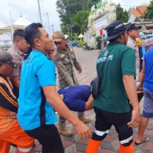 Polisi Humanis: Bhabinkamtibmas Pulau Pramuka Bantu Evakuasi Warga Sakit Pulau Panggang ke RSUD