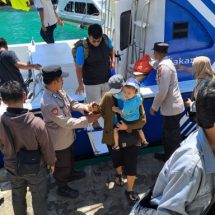Polsek Kepulauan Seribu Selatan Berikan Pelayanan Humanis saat Kedatangan Kapal Penumpang di Dermaga