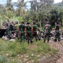 Puluhan TNI Membawa Batu Serbu Kampung Warga