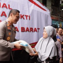 Bakti Sosial Polres Metro Jakarta Barat dan Polsek Metro Tamansari, Salurkan 300 Paket Sembako untuk Warga