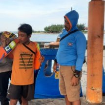 Bhabinkamtibmas Pulau Lancang Himbau ABK Kapal Ojek Patuhi Protokol Keselamatan Berlayar
