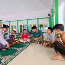 Bripka Amirullah Maliki Bhabinkamtibmas Pulau Sabira Beri Pendidikan Agama pada Remaja Melalui Tadarusan