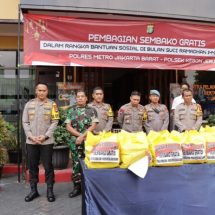 Tebar kebaikan Polres Metro Jakarta Barat dan Polsek Kebon Jeruk Bagikan 350 Paket Sembako Gratis