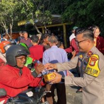 Kepolisian Bersama Mahasiswa Kolaborasi Berbagi Takjil di Tamansari