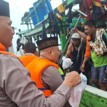 Kapolres Kepulauan Seribu Bagikan Takjil Ramadhan dan Berikan Himbauan Keselamatan kepada Nelayan