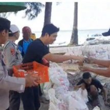 Berbagi Berkah Ramadhan, Polsek Kep. Seribu Selatan Bagaikan Takjil Keliling di Pulau Tidung