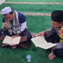 Bhabinkamtibmas Pulau Lancang Ajak Warga Perkuat Iman dan Silaturahmi Melalui Hataman dan Tadarus Quran