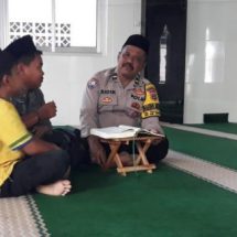 Bhabinkamtibmas Polres Kep. Seribu Ajak Remaja dan Anak Masjid di Pulau Harapan Berhataman serta Tadarus Al-Qur’an