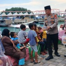 Polsek Kepulauan Seribu Utara Bagi-bagi Takjil, Wujud Ramadhan Baroqah