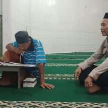 Bhabinkamtibmas Pulau Kelapa Ajak Warga Perbanyak Amal dan Taqwa dengan Hataman dan Tadarus Al-Qur’an di Bulan Ramadhan
