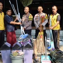 Kapolres Kepulauan Seribu Pimpin Manajemen Kebersihan Masjid Baitul Jannah untuk Persiapan Sholat Idul Fitri