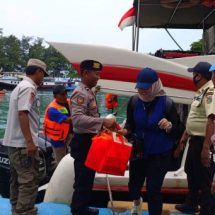 Pospam Ops Ketupat Jaya 2024 Pantau Arus Mudik Warga Kepulauan Seribu: Polisi Humanis Bantu Penumpang Turun dari Kapal