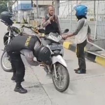 Tim Patroli Perintis Presisi Polres Pelabuhan Tanjung Priok membantu Pengendara Sepeda Motor yang mogok