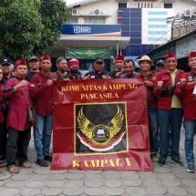 Komunitas Kampung Pancasila Pondok Melati Bagi Takjil Gratis Jalin Kebersamaan & Solidaritas