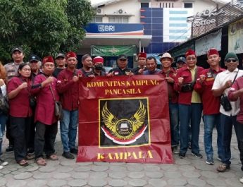 Komunitas Kampung Pancasila Pondok Melati Bagi Takjil Gratis Jalin Kebersamaan & Solidaritas