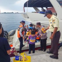 Polres Kepulauan Seribu Mengawal Kedatangan Wisatawan dengan Humanis