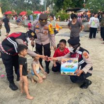 Setelah Boneka, Kini Polisi Bagi Mobil Mainan ke Pengunjung Anak Laki-laki di Ancol