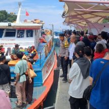 Anggota Pospam Ops Ketupat Jaya 2024 Polres Kepulauan Seribu Amankan Kedatangan Wisatawan di Dermaga