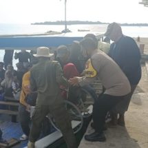Bhabinkamtibmas Pulau Untung Jawa Bersama Satpol PP dan Warga Bantu Pengunjung Difabel Menyeberang ke Tanjung Pasir