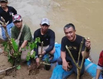 Gabungan Relawan Pecinta Lingkungan Bekasi Tanam Pohon dan Susur Sungai Cikeas