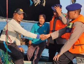 Patroli Kapal KP. VII – 40 – 203 Satpolairud Polres Kepulauan Seribu Tingkatkan Keselamatan Nelayan dan Antisipasi Kejahatan Laut